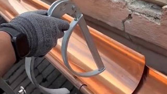 法国乡村房屋的屋檐排水系统纯手工打造工艺！#紫铜 #施工工艺 #匠心制作 #手艺活 #排水管