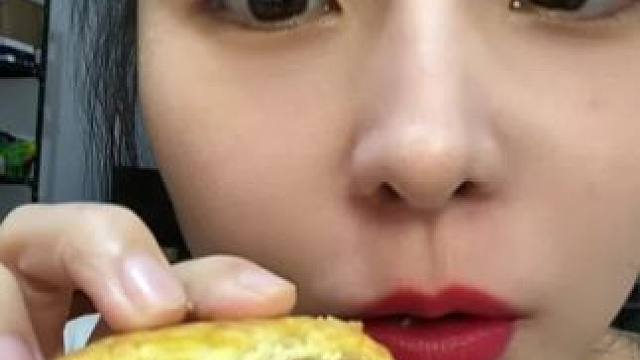 #秋天的第一块月饼 #还没到中秋就馋月饼了 #妈呀太香了 #好好吃饭好好生活 #好吃到停不下来