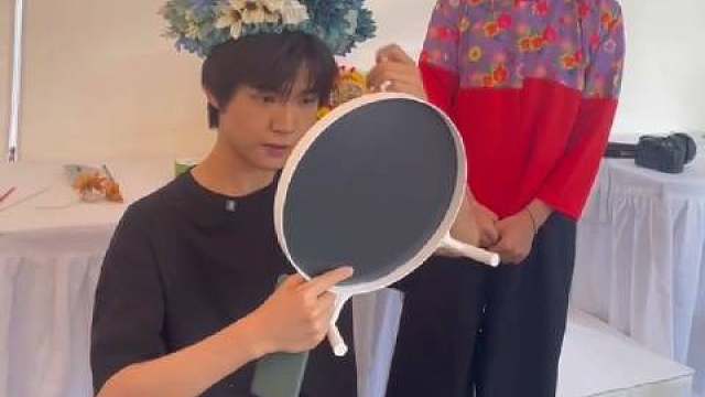 我就说上海的魔力超乎想象，钎城在马路生活节和鸭鸭同框！居然还体验了非遗簪花，真的会被这翩翩少年感硬控