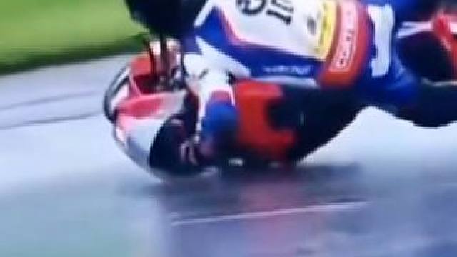#motogp #摩托车比赛 #压弯 #贴地飞行 #危险动作请勿模仿