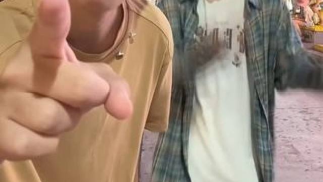 爱兄弟还是爱黄金！！！#大学生 #街边 #身高2米 #营业 #爱兄弟爱黄金