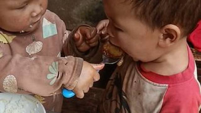 小双今天心情好，给大双喂肉。#记录真实生活