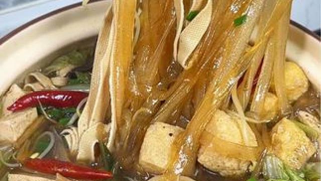 香喷喷，热乎乎的砂锅菜，鲜香入味，配上大饼或者馒头，真的太过瘾了#砂锅菜 #大烩菜