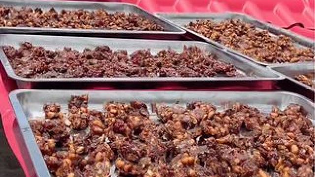 忙碌的农村生活，一份充满烟火气的土特产，让家的味道在舌尖绽放，没有华丽的包装，只有质朴的美味，虽不耀