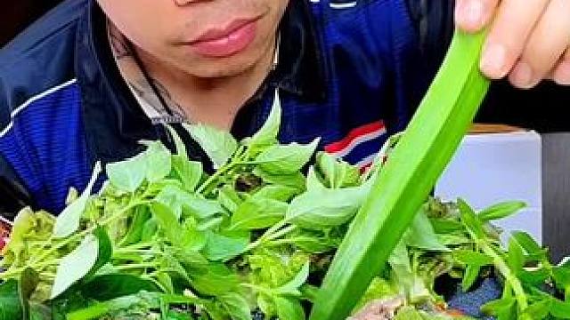 生吃秋葵 #农村生活 #我的乡村生活 #原始美味 #爱生活爱美食 #泰国美食