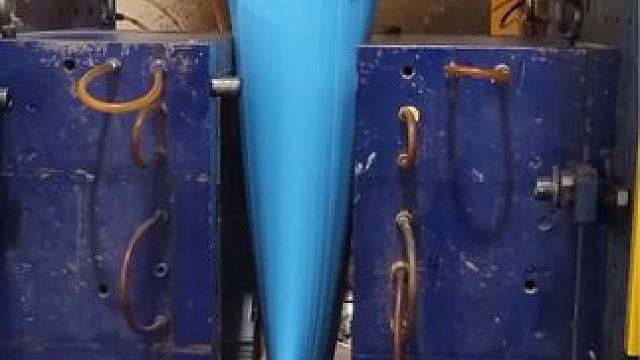 超解压的塑料桶制作过程#dou上热门 #解压 #极度舒适 #专业的事情交给专业人去做 #是时候展现真