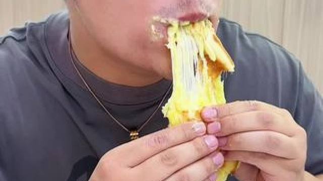 猪瘾犯了，这种榴莲披萨太香了还拉丝#美食探店 #榴莲披萨 #披萨