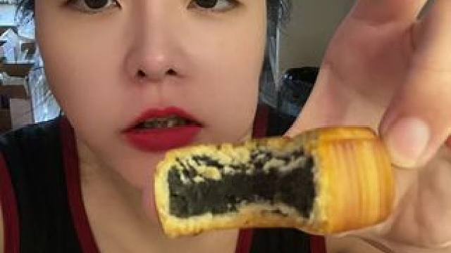 #秋天的第一块月饼 #还没到中秋就馋月饼了 #好好吃饭好好生活 #妈呀太香了 #好吃到停不下来 推荐