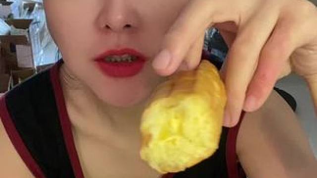 #秋天的第一块月饼 #还没到中秋就馋月饼了 #好好吃饭好好生活 #从来没吃过这么好吃的东西