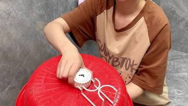 轻奢款脸盆挂钩，吸盘式固定，方便快捷，结实牢固，，一个挂钩可同时收纳多个脸盆，节省空间，打扫卫生也方