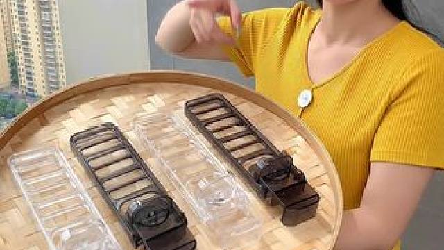 哪都能挂的 #旅行衣架  升级吸盘的了，现在不止哪都能挂还哪都能吸了，以后出差旅行就不怕衣服没地方晾