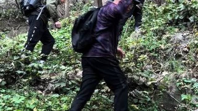 这个洞很深远，能通到潭溪山朝阳洞#山东青州 #探险 #户外探险 #荒山野岭 #大自然的鬼斧神工