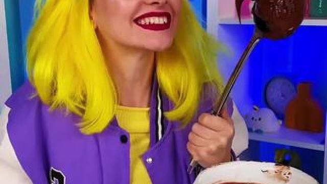 巧克力酱的特殊吃法，这一大勺直接就吃饱了！ #看一遍笑一遍 #老外真会玩 #老外都在沉迷麻辣棒棒 #