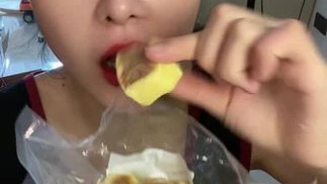 #秋天的第一块月饼 #还没到中秋就馋月饼了 #好好吃饭好好生活 #晒美食是对平凡生活的热爱 #妈呀太