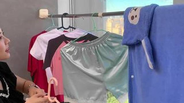 高层阳台怎么晒被子?这不是一根#伸缩晾衣杆 就解决了，吸盘的很牢固，不管是瓷砖，玻璃，是门和窗户都能