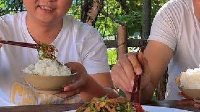 秋辣椒火爆牛肉，拌米饭能吃三碗！ #乡村生活里的温情 #乡村生活家 #新农人计划2024 #丰收的季