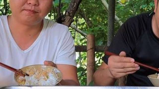 黑鱼先煎后焖，撒上胡辣椒面，淋上热油，看着流口水！ #新农人计划2024 #农村美