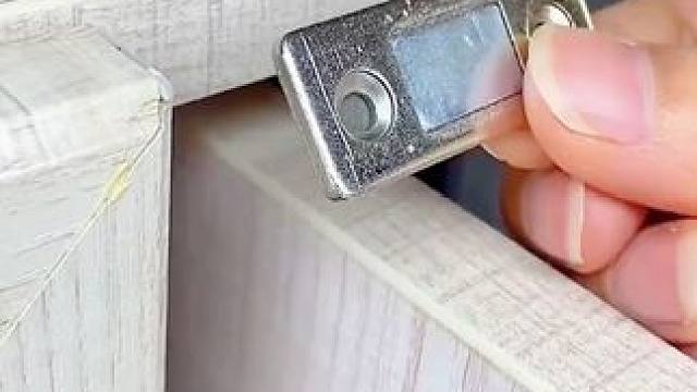 家里柜门、抽屉门不好关的，试试这个#强磁门吸 ，一边贴一个，轻松搞定。#小东西大用处 #生活小帮手 