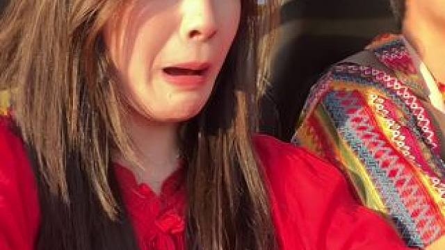 本来以为自己穿的像是沙漠里最后一朵玫瑰  到了后发现…遍地都是红色#旅行vlog #沙漠