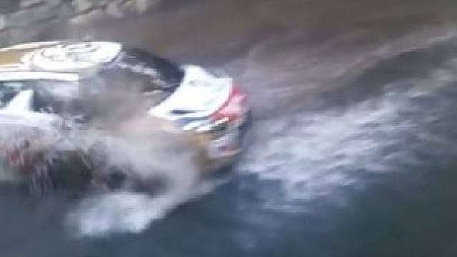 雪铁龙DS3 WRC四驱版，搭载1.6T引擎，爆发300匹马力，扭矩高达475牛米，九冠王勒布水渠极