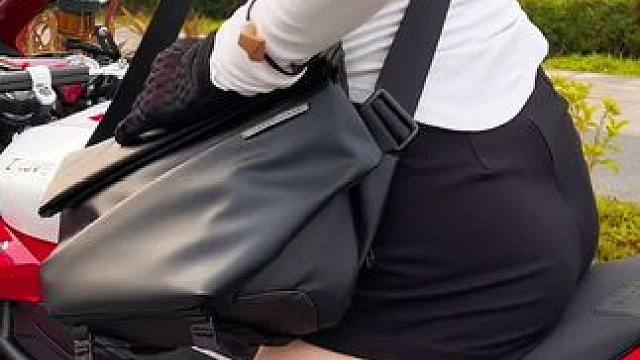 骑仿赛没有储物空间？那就背个好点的包吧 #机车 #斜挎包 #机车包 #机车女孩