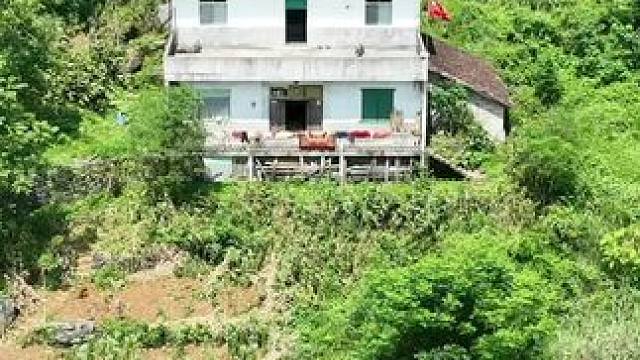 山顶之上的一栋独户楼房，只有一位老奶奶独自留守，每天都站在楼顶上盼望着儿女回家！