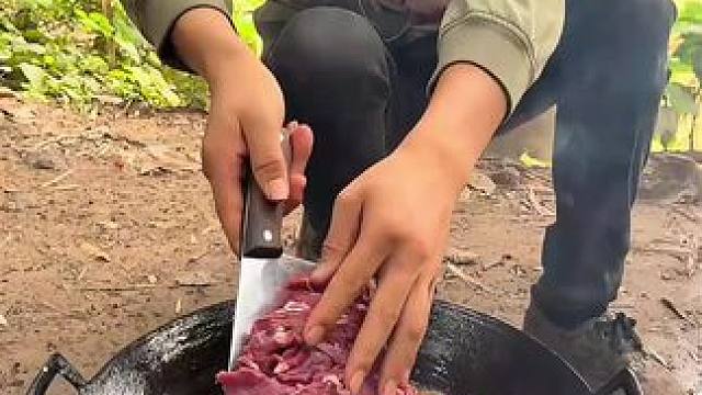 #我的乡村生活 #农村美食 #普通的饭菜都是家的味道 辣炒小黄牛肉配点芹菜这也太香了吧