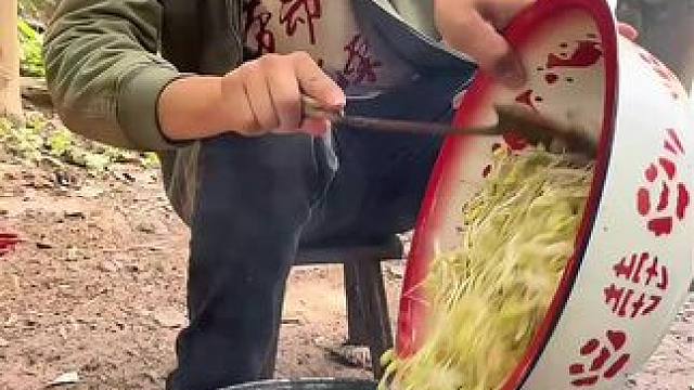 #我的乡村生活 #农村美食 #普通的饭菜都是家的味道 小河鱼先用油炸一下在配点黄豆芽一会好吃不得了