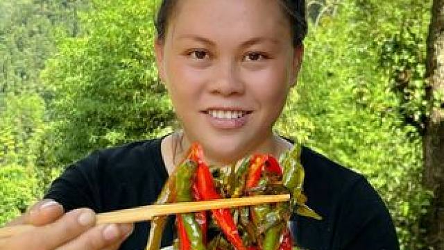 今天摘些辣椒做个爆辣下饭菜吃过瘾 #辣椒 #下饭菜 #农村生活 #记录生活