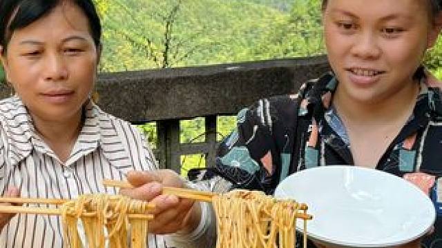 今天用腊肉做一大锅酸辣粉吃过瘾 #美食 #酸辣粉 #农村生活 #记录生活