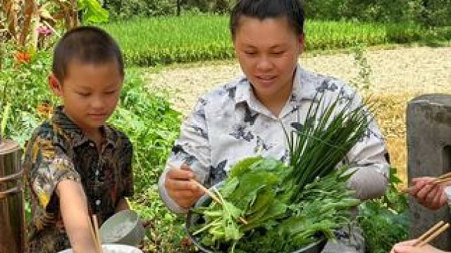 今天用糟辣椒做个火锅，配着各种蔬菜太好吃了 #美食 #火锅 #农村生活 #记录生活