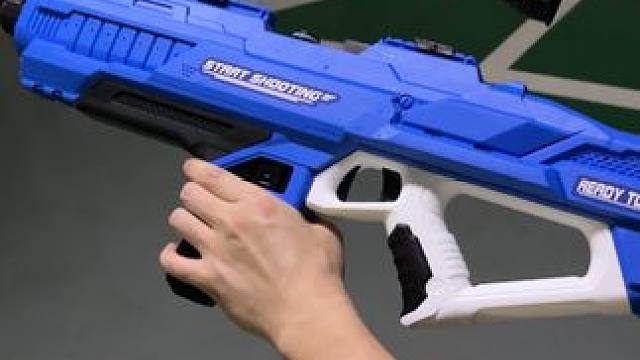 没有男生会拒绝这把会冒蓝光突突突的水枪~ #有男生会拒绝这个玩具吗 #酷炫 #电动水枪