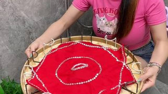 轻奢款脸盆挂钩，吸盘式固定，方便快捷，结实牢固，，一个挂钩可同时收纳多个脸盆，节省空间，打扫卫生也方