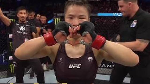 女拳王张伟丽，敢拼敢搏打败对手。 