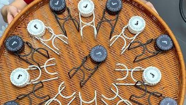 轻奢款脸盆挂钩，吸盘式固定，方便快捷，结实牢固，，一个挂钩可同时收纳多个脸盆，节省空间，打扫卫生也方