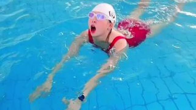 #游泳 想解决一抬头就下沉，抬头时候用脖子发力，别挺腰背#学游泳 找#游泳教练李晓稳