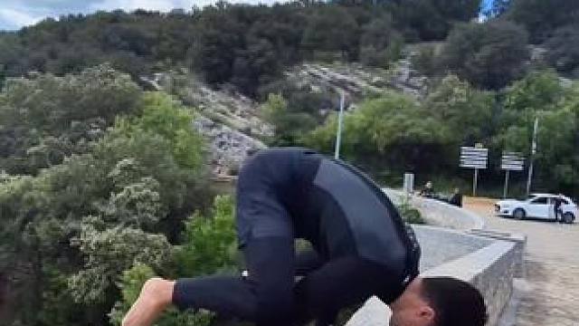 青春不疯狂，老了拿什么回忆 #高难度动作 #户外跳水 #极限运动