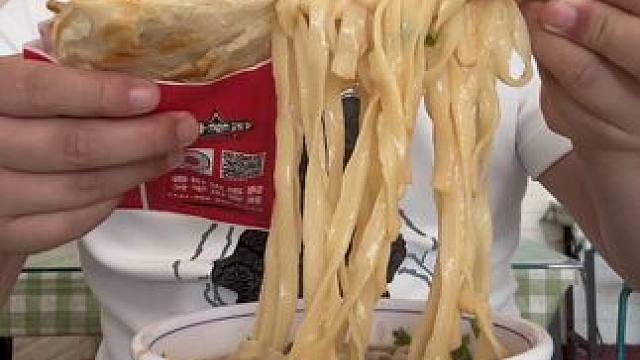 #主打的就是一个真实 #就问你们馋不馋就完了 刀削面配凉菜，烧饼夹羊肉串鸡肉串