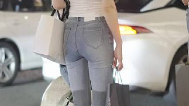 感觉美女有点急，不知道在等谁