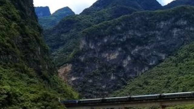 宝成铁路，客运列车途经嘉陵站#铁路摄影#沿途风景随拍#我是家乡陇南文旅推荐官