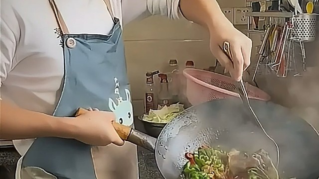 妻子嫌弃丈夫天天做鱼吃，丈夫一怒之下摔锅泄愤！