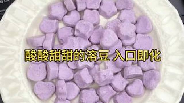 男人没有任何保护措施，直接抱着绳子跳进了大海，竟然是为了捕捞一种珍贵的鱼类。#金枪鱼 #金枪鱼罐头 