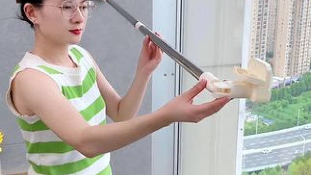 高层阳台怎么晒被子?这不是一根#伸缩晾衣杆  就解决了，吸盘的很牢固，不管是瓷砖，玻璃，是门和窗户都