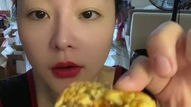 #还没到中秋就馋月饼了 #晒美食是对平凡生活的热爱 #妈呀太香了 #好好吃饭好好生活 #从来没吃过这