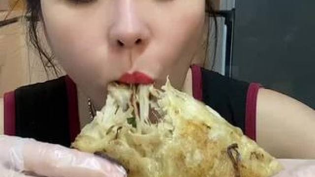 #还没到中秋就馋月饼了 #好好吃饭好好生活 #晒美食是对平凡生活的热爱 #从来没吃过这么好吃的东西 