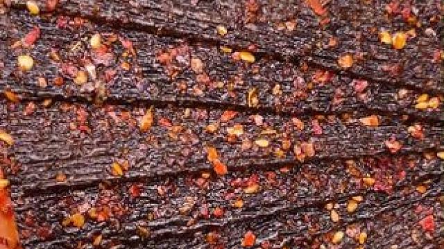 能吃辣的一定要试试这个黑金辣条，又麻又辣一口下去满嘴爆汁，是真的过瘾#好吃到停不下来 #辣条 #妈呀