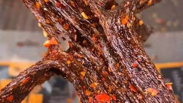 吃起来麻麻辣辣的，一口下去满嘴爆汁，嚼劲十足，太上头了#好吃到停不下来 #妈呀太香了 #零食推荐