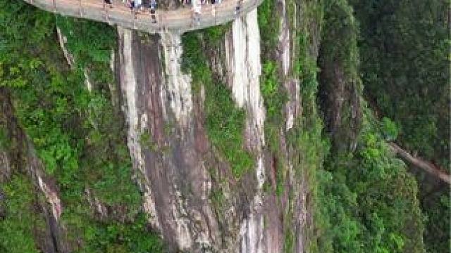 这里不是黄山，也不是华山，这里是湖南莽山的绝壁天路！#航拍莽山 #一座不用爬的山 #莽山五指峰景区