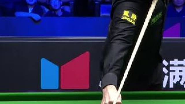 相同的粉球斯诺克，小特解球失误罚4分，囧哥却巧妙解球锁定冠军