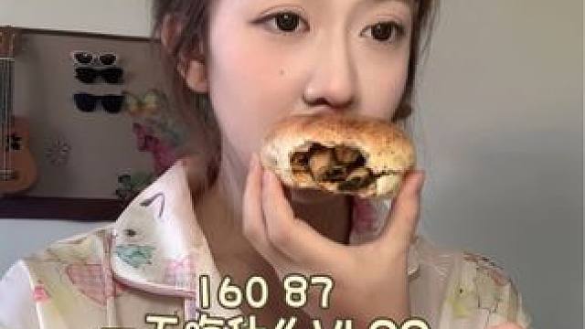 下雨天宅家的幸福感up up！
今天来姨妈吃了好多甜的不过很开心
最近没有更新的原因是小咪生病了 不